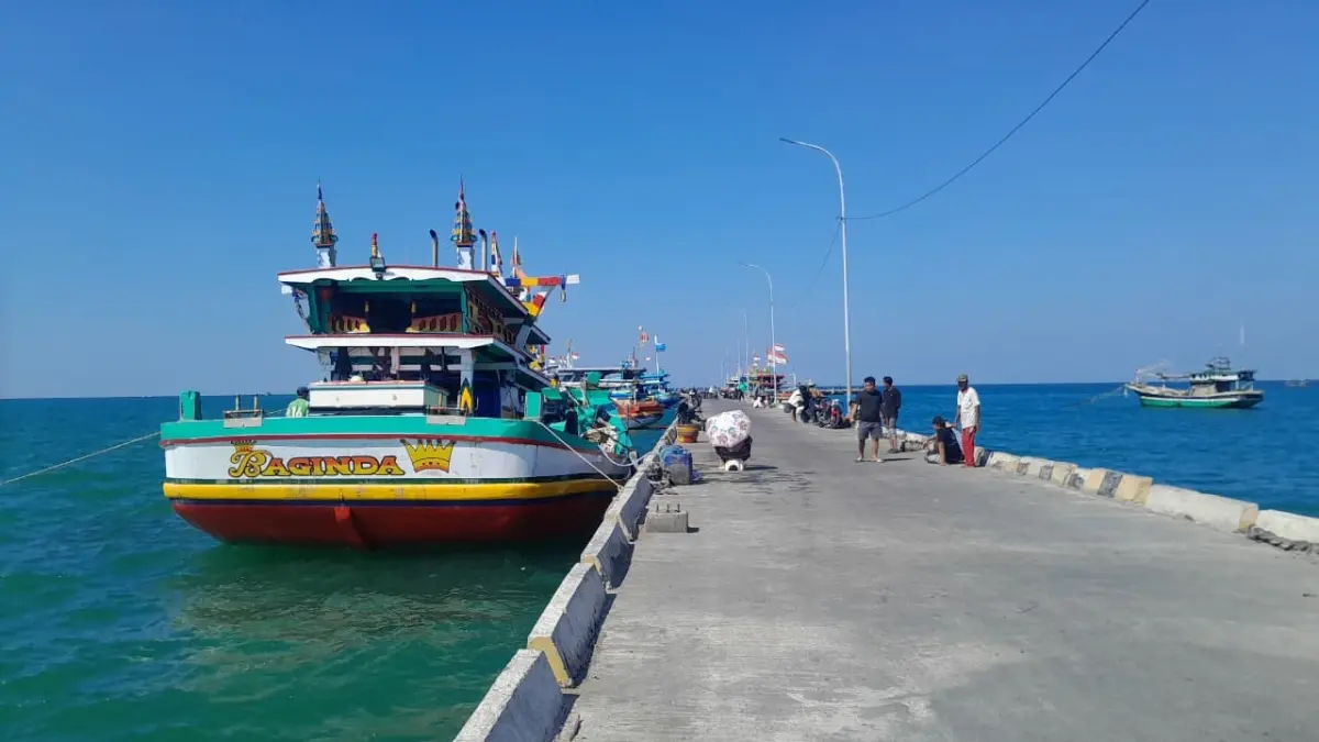 PULANG MELAUT: Warga beraktivitas di dekat kapal nelayan di Pelabuhan Branta Pesisir, Kecamatan Tlanakan, Kamis (18/6).