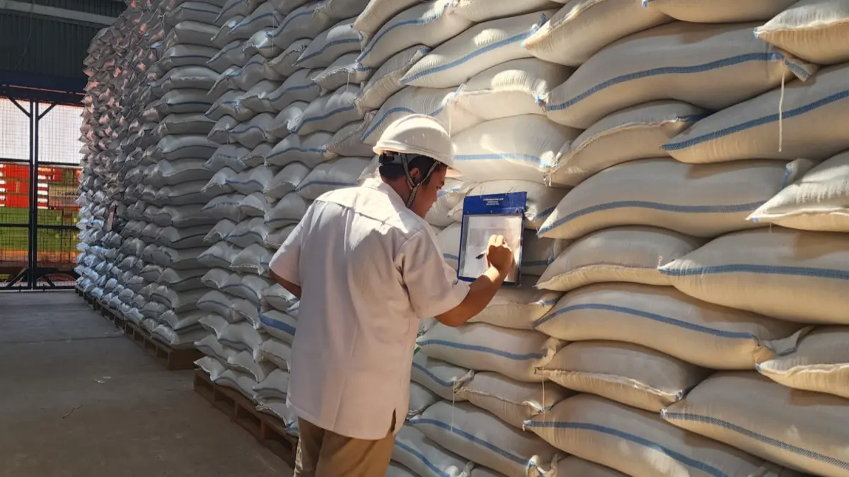 STOK: Petugas mengontrol beras yang ada di gudang Perum Bulog di Desa Larangan Tokol, Kecamatan Tlanakan, Pamekasan, Kamis (18/6).