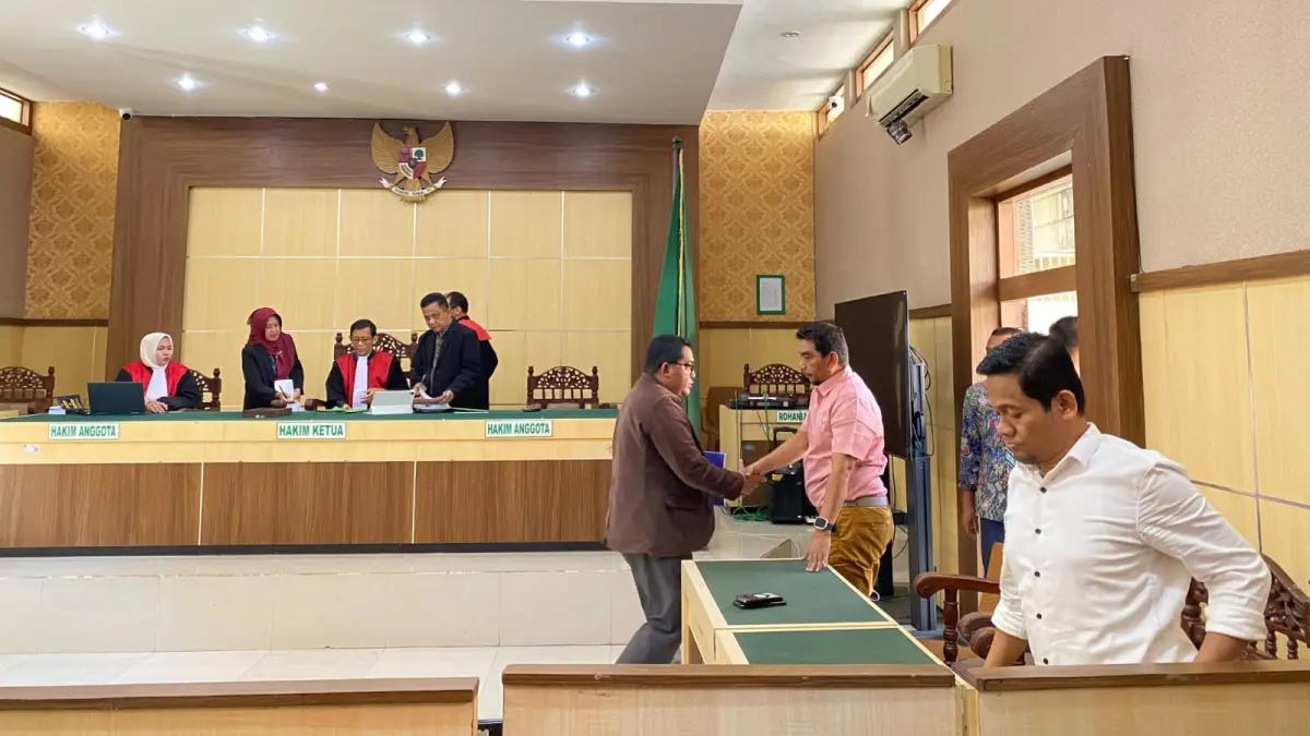 TUNTAS: Penggugat dan tergugat selesai mengikuti sidang perdata di PN Pamekasan, Kamis (18/6).&nbsp;