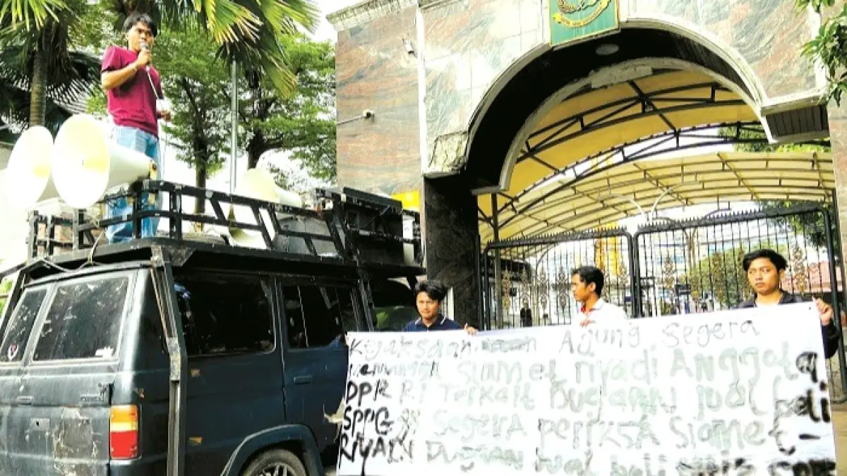TURUN JALAN: Sejumlah mahasiswa KMM melakukan aksi demonstrasi di depan kantor Kejagung RI, Rabu (17/6). (UBAIDILLAHIR RA’IE/JPRM)