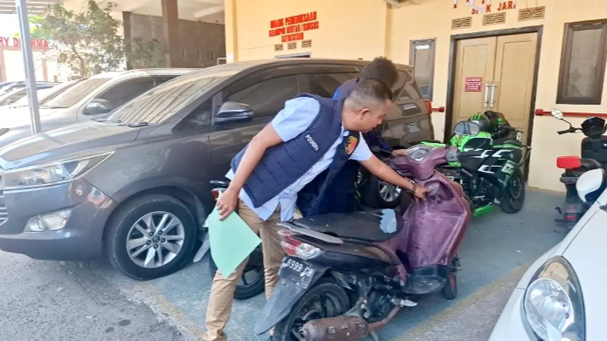 BARANG BUKTI: KBO Satreskrim Polres Sampang Ipda Poundra Kinan Aditama menunjukkan BB motor yang dicuri dua pelaku yang diamankan di kantornya, Kamis (18/6). (HUMAS POLRES UNTUK JPRM)