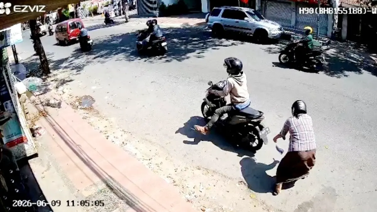 BELUM TERUNGKAP: Pelaku pencurian sepeda motor saat melakukan aksinya di Jalan KH Moh. Kholil Bangkalan, Selasa (9/6). (TANGKAP LAYAR)