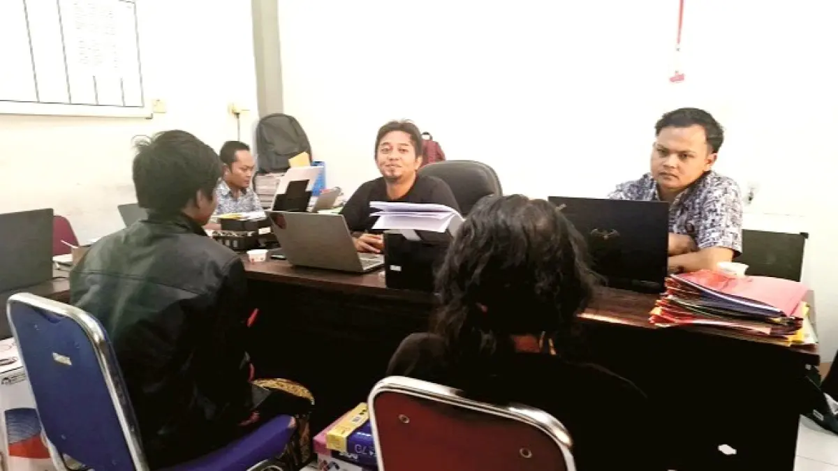 DIPERIKSA: Dua terduga pelaku diperiksa penyidik usai diamankan, Kamis (18/6). (HUMAS POLRES UNTUK JPRM)