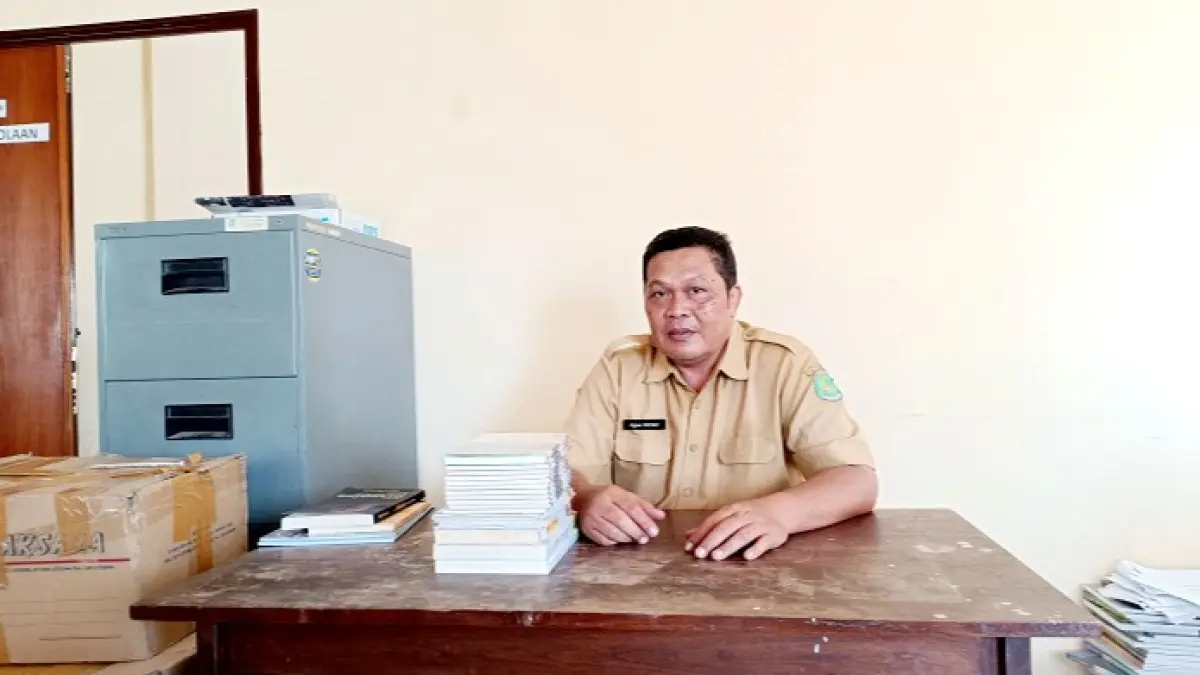 FOKUS: Pustakawan Ahli Muda Disperpusip Sumenep Agus Utomo saat ditemui di kantornya. (MOH. LATIF/JPRM)