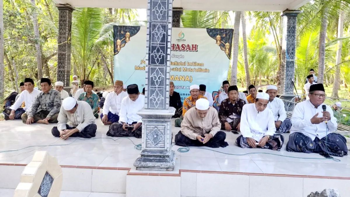 KHUSYUK: Istigasah dalam rangka pembukaan Himmana 2026 di maqbarah KH Jailani, Sabtu (20/6). (DOKUMEN PANITIA)
