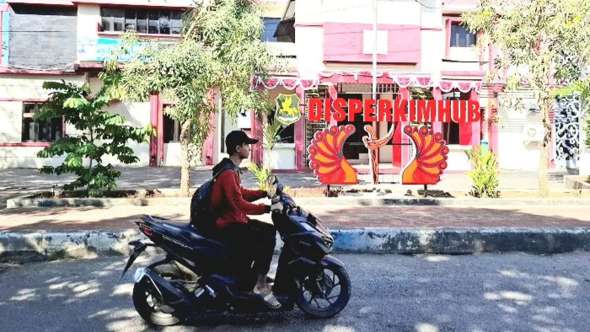 LANDAI: Pengendara melintas di depan kantor Disperkimhub Sumenep di Desa Kolor, Kecamatan Kota, Jumat (19/6). (MOH. LATIF/JPRM)