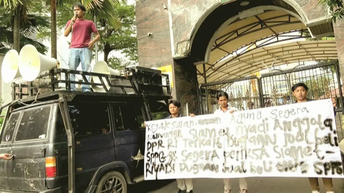 MINTA KEADILAN: Mahasiswa KMM saat melakukan demonstrasi di depan kantor Kejagung, Rabu (17/6). (KMM UNTUK JPRM)