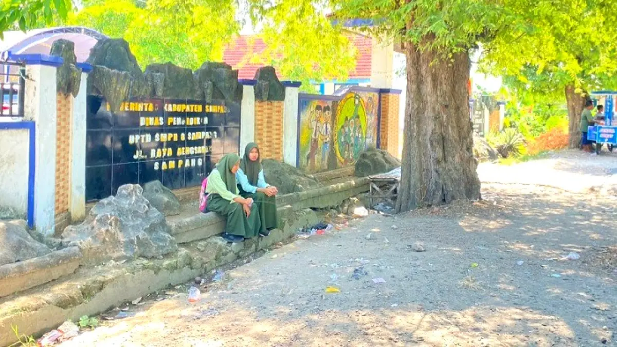 PERLINDUNGAN: Siswa saat duduk santai di depan SMPN 8 Sampang Kamis (18/6). (AYU LATIFAH/JPRM)