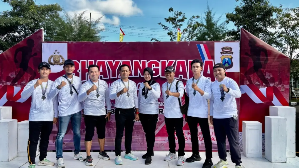 SEHAT BERSAMA: Anggota Satreskrim Polres Sampang saat berpose bersama usai pelaksanaan kegiatan Bhayangkara Fun Run, Juni 2025, di Polres Sampang. (POLRES SAMPANG FOR JPRM)