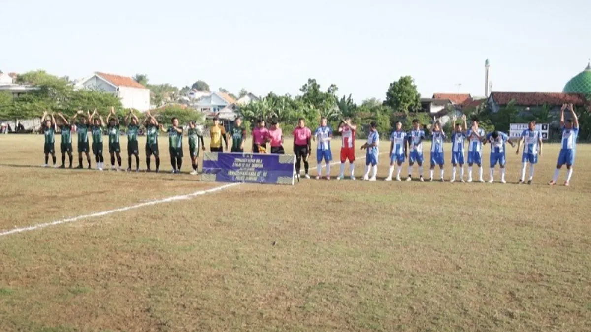 SPORTIF: Kesebelasan Polsek Torjun dan Polsek Banyuates berfoto bersama sebelum bertanding pada babak final di lapangan sepak bola SSC Sampang, Rabu (17/6). (POLRES SAMPANG UNTUK JPRM)