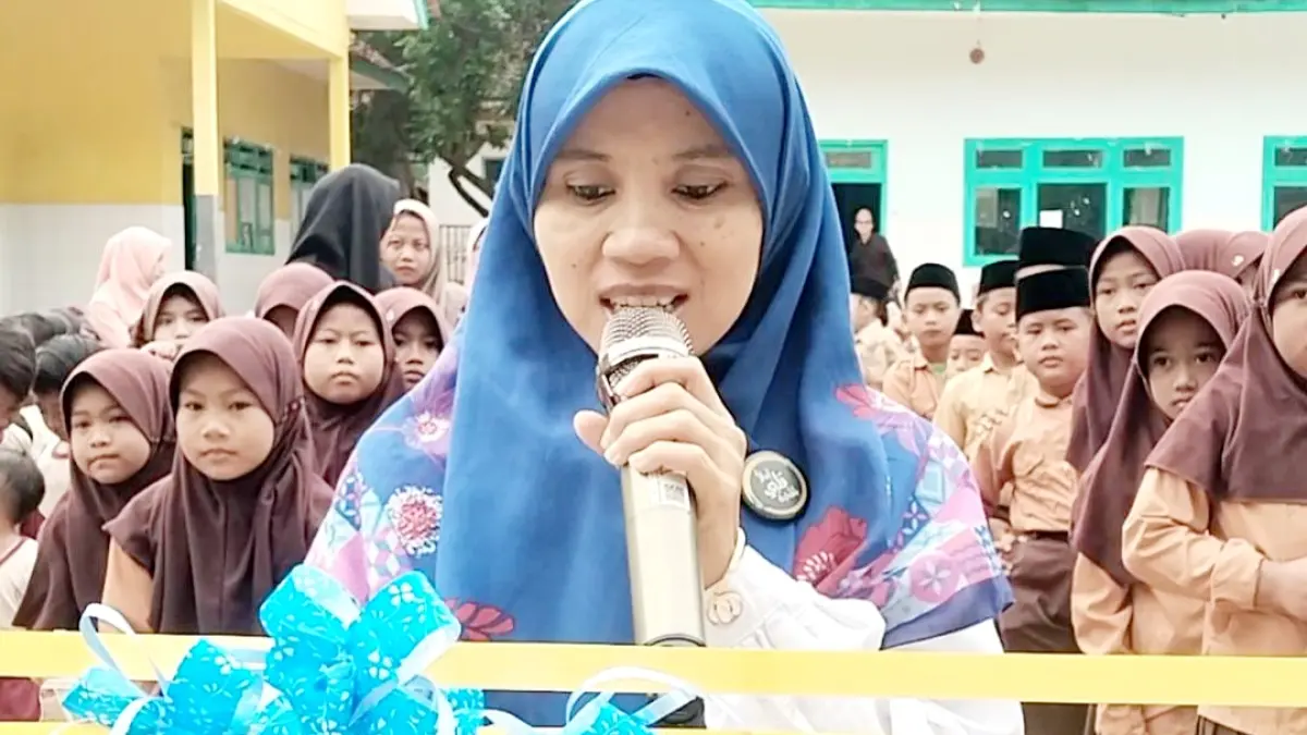 SUKSES: Nyai Nahlatun memotong pita menandai pelepasan peserta Himmana menuju maqbarah KH Jailani, Sabtu (20/6). (DOKUMEN PANITIA)