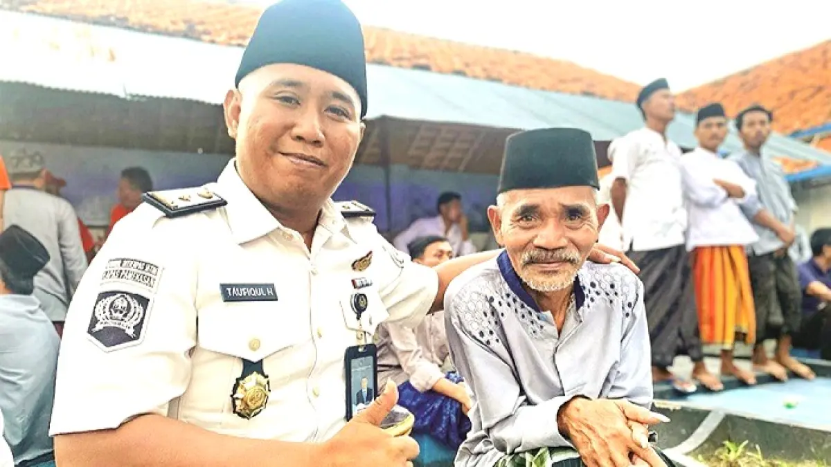 BAHAGIA: Muhammad Hasbi berfoto dengan Kepala KPLP Lapas Kelas II-A Pamekasan Taufiqul Hidayatullah di sela-sela kegiatan di Lapas Kelas II-A Pamekasan, Sabtu (20/6). (MOH. IQBAL AFGANI/JPRM)