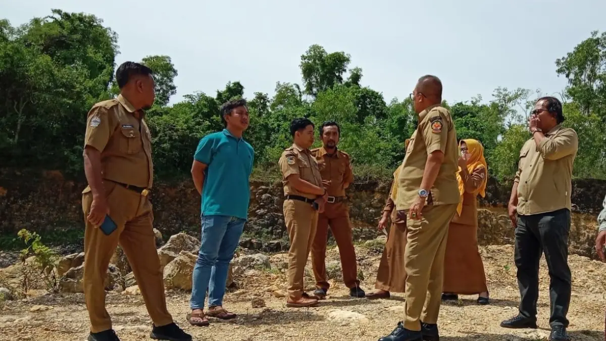 BELUM TEREALISASI: Plt Kepala Dinas Lingkungan Hidup (DLH) Bangkalan Ach. Siddiq meninjau tempat pembuangan akhir (TPA) di Kecamatan Sepulu, Selasa (6/1).