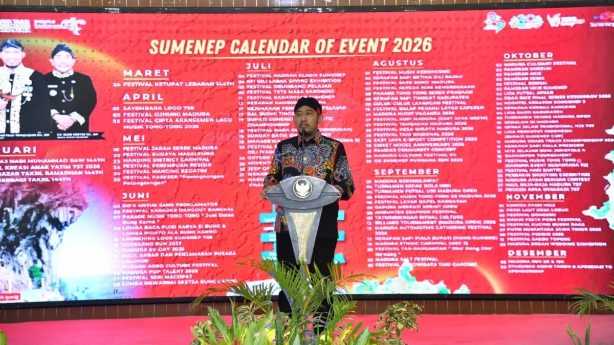 BERWIBAWA: Bupati Achmad Fauzi Wongsojudo menyampaikan sambutan saat peluncuran logo Harjad Ke-758 Sumenep tahun 2027 di Pendopo Keraton Sumenep pada Sabtu (20/6).