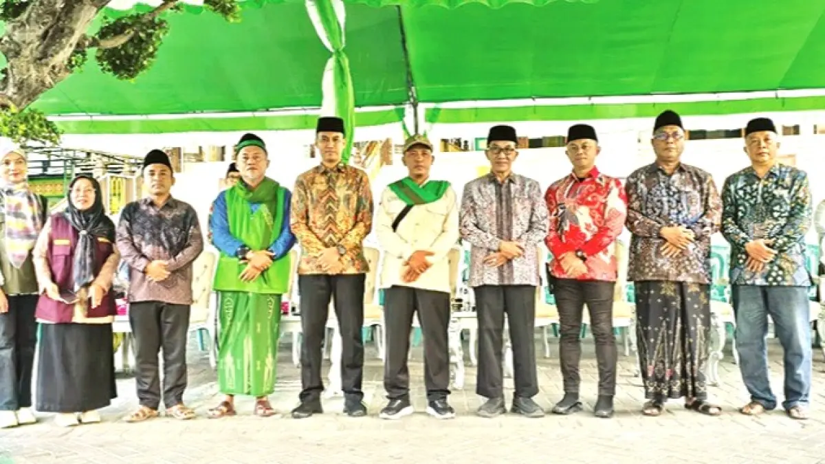Bupati Pamekasan KH. Kholilurrahman berfoto bersama forkopimda saat menyambut kedatangan jemaah haji dari Tanah Suci di Masjid Asy-Syuhada Minggu (21/6). (PROKOPIM UNTUK JPRM)