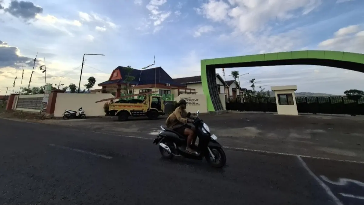 MEGAH: Pengendara melintas ke di depan gedung APHT di Desa Guluk-Guluk, Kecamatan Guluk-Guluk, Sumenep.