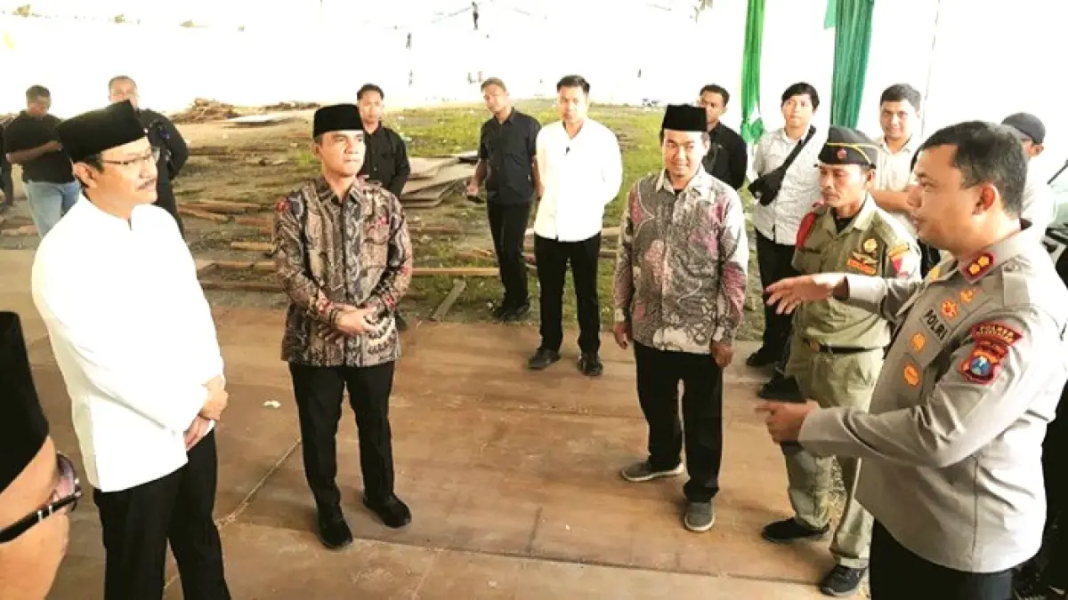 MENDUKUNG: Bupati Bangkalan Lukman Hakim (dua dari kiri) bersama Mensos Syaifullah Yusuf memantau venue Penutupan Munas dan Konbes NU di STAI Syaichona Moh. Cholil, Jumat (19/6). (PROKOPIM UNTUK JPRM)