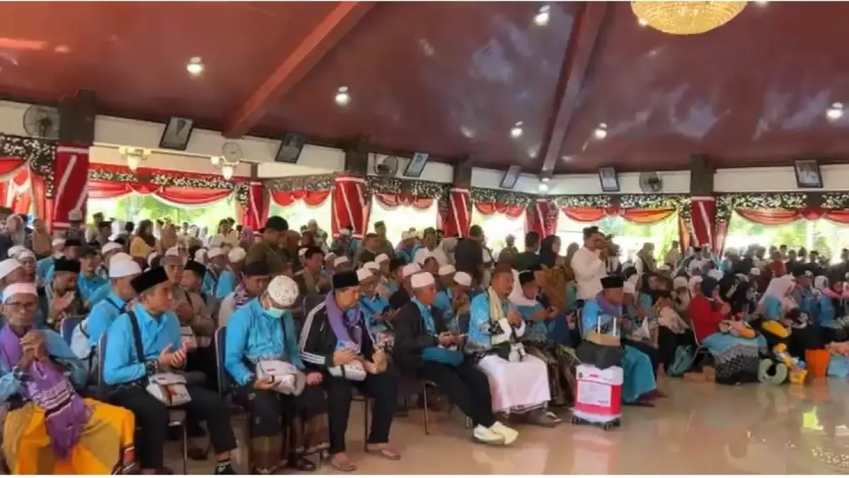PEMULANGAN: Penjemputan jemaah haji di Pendopo Trunojoyo Sampang, Jumat (19/6).