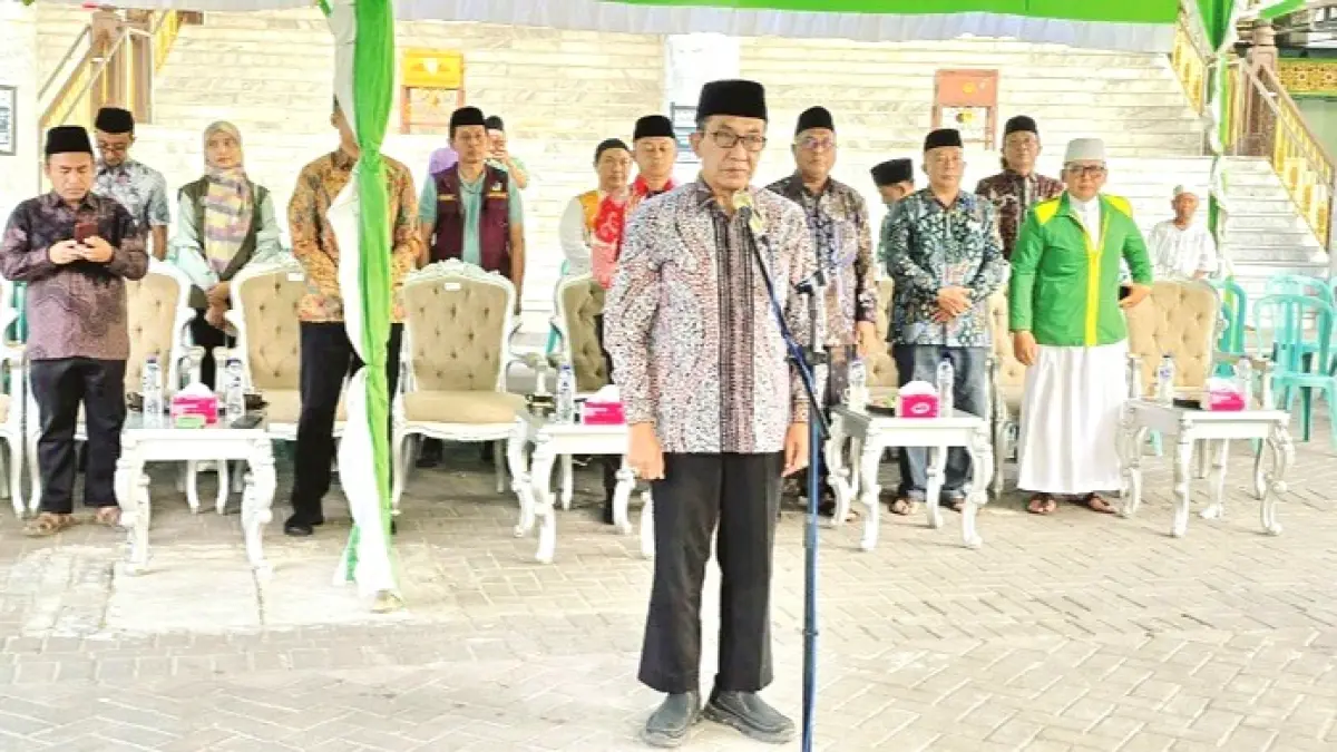 PENUH HARU: Bupati Pamekasan KH. Kholilurrahman saat menyambut kedatangan jemaah haji dari Tanah Suci di Masjid Asy-Syuhada Minggu (21/6). (PROKOPIM UNTUK JPRM)