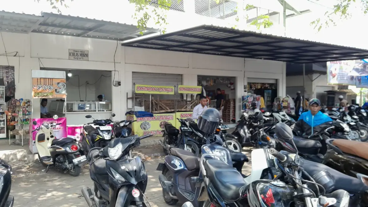 SUMBER PAD: Sejumlah pedangang sedang berjualan di Pasar Keppo, Kecamatan Galis, Pamekasan, Sabtu (20/6).