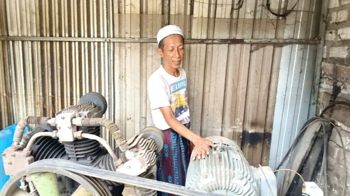 TERDAMPAK: H Abdrurrahman, pengusaha air mineral di Desa Parseh, Kecamatan Socah, Bangkalan, menunjukkan mesin kompresor yang rusak akibat pemadaman listrik Sabtu (20/6). (ZEINAL ABIDIN/JPRM)