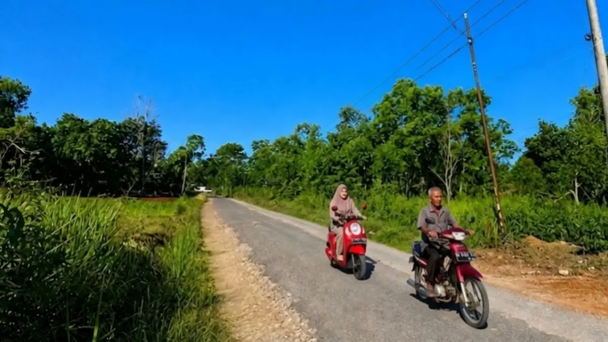 TERIK: Pengendara melintas di Jalan Bulangan Barat–Tlagah, Kecamatan Pegantenan, Sabtu (20/6).