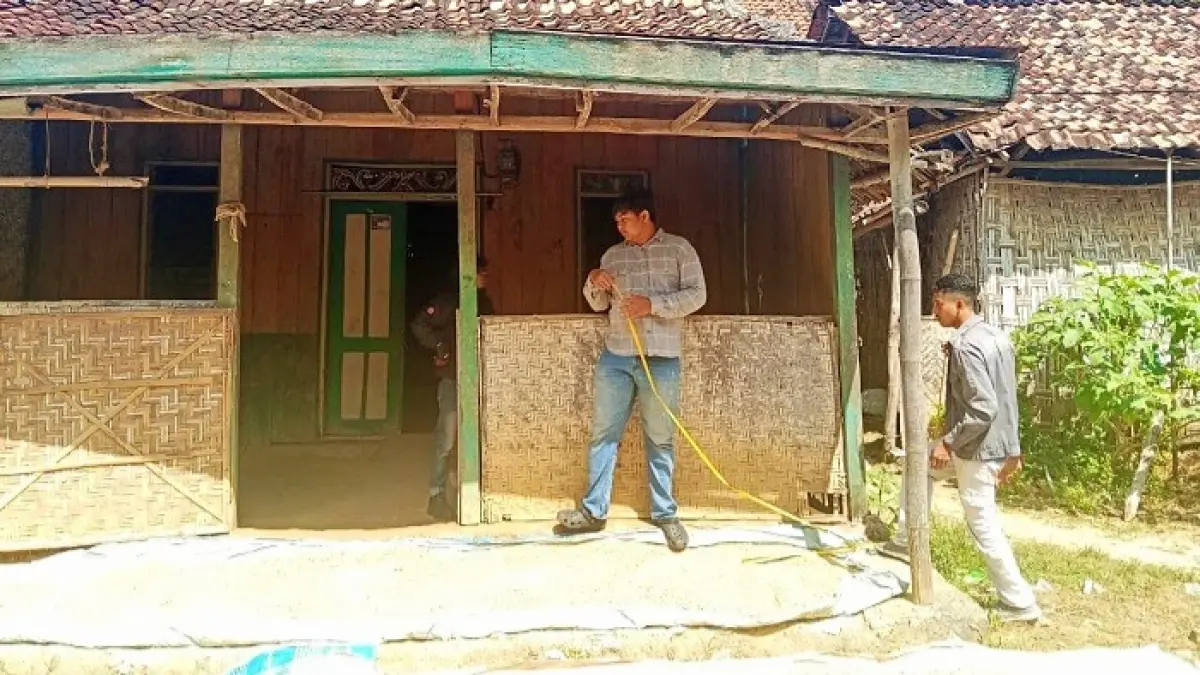 TIDAK LAYAK HUNI: Petugas TFL saat melakukan pengukuran di Desa Beringin Nonggal, Kecamatan Torjun, Sampang, beberapa waktu lalu. (ISKANDAR ZULKARNAIN UNTUK JPRM)