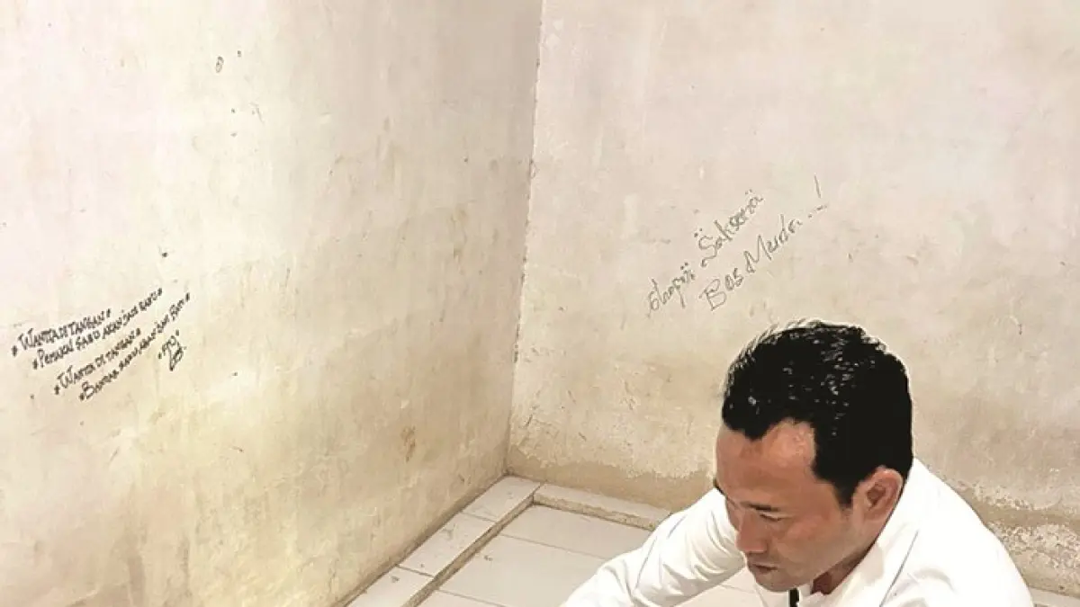 BARANG BUKTI BARU: Anggota Satreskrim Polres Sampang menemukan alat isap narkotika saat menggeledah rumah Wafar di Dusun Dagian, Desa Sawah Tengah, Kecamatan Robatal, Jumat (19/6). (SATRESKRIM UNTUK JPRM)