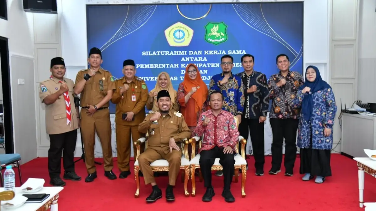 BERSINERGI: Bupati Sumenep Achamd Fauzi Wongsojudo (depan kiri) dan Rektor UTM Prof. Dr. Safi