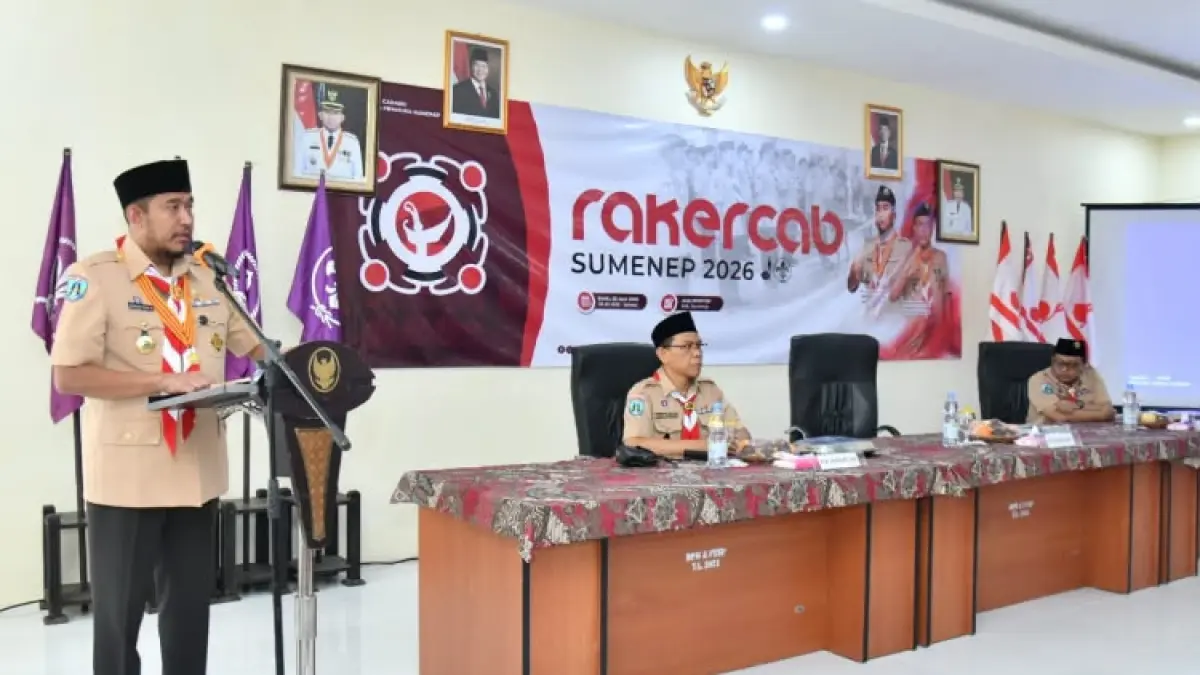 BERWIBAWA: Bupati Sumenep Achmad Fauzi Wongsojudo saat menyampaikan sambutan dalam acara Rakercab Kwartir Cabang di aula kantor DPMPTSP, Senin (22/6).