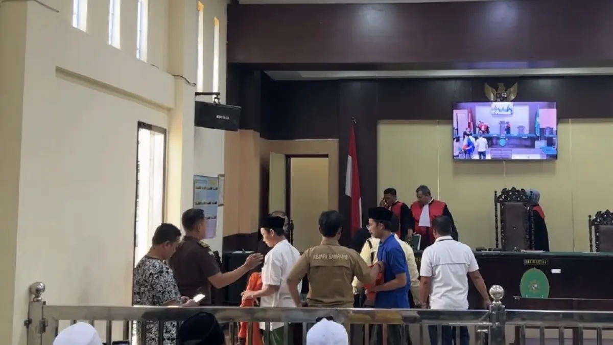 DIADILI: Terdakwa Salamin dan Sniwi saat mengikuti sidang lanjutan dengan agenda pembacaan putusan di Pengadilan Negeri Sampang, Senin (25/5). (UBAIDILLAHIR RA’IE/JPRM)