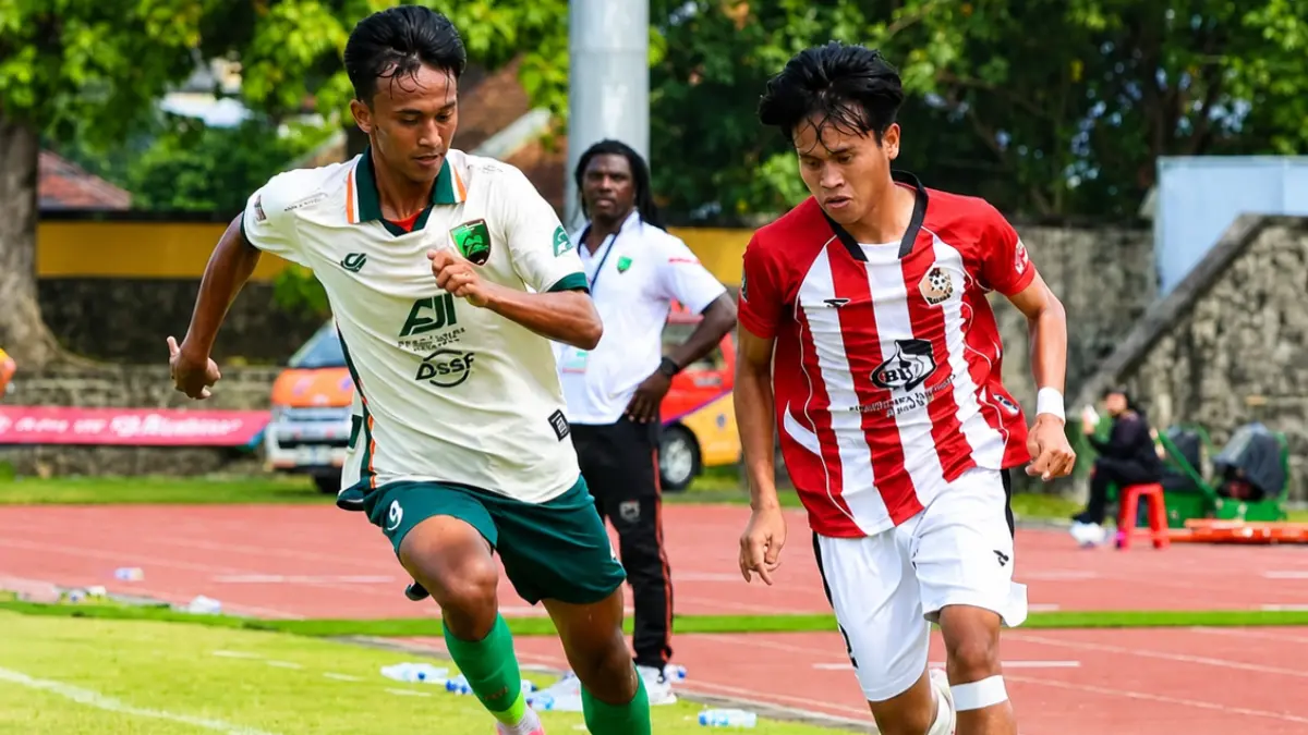 DIKEJAR: Pemain Persepam berusaha mengelabui pemain Pasuruan United di Stadion Sriwedari, Surakarta, Sabtu (20/6).