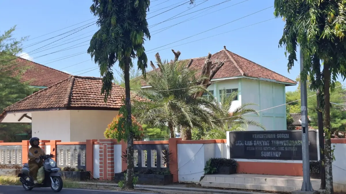 GEDUNG SEMENTARA: Pengendara melintas di depan gedung sementara SRT di Jalan Raya Lenteng, Kecamatan Batuan, Minggu (21/6).