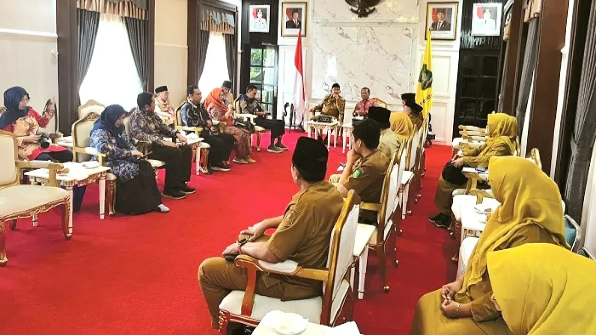 JALIN KERJA SAMA: Rektor UTM Prof. Dr. Safi’ beserta Bupati Sumenep Achmad Fauzi Wongsojudo saat membahas kerja sama Senin (22/6). (MOH. IQBAL/JPRM)