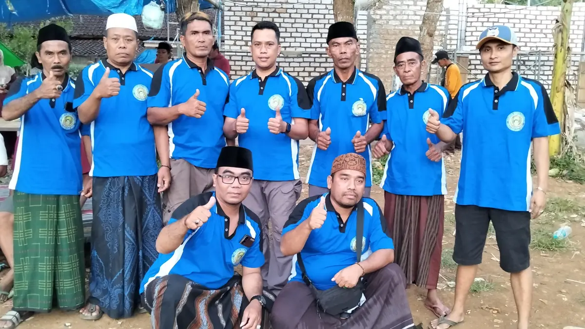 KOMPAK : Panitia lomba Bola Tangkap Mulyadi Cup 2026 berfoto bersama di lapangan dusun Kayu Kembang, Desa Kolpo, Batang-batang