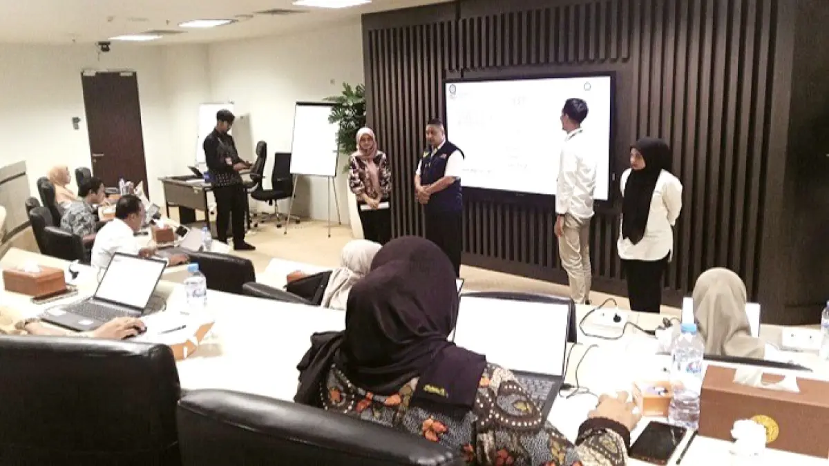 MENGUKUR KEMAMPUAN: Pegawai mengikuti asesmen mutu layanan di Unair Surabaya, Jumat (5/6). (DINKES UNTUK JPRM)