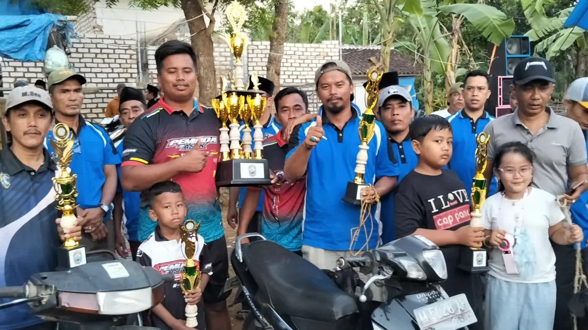 PARA PEMENANG: berfoto bersama panitia Bola Tangkap "Mulyadi Cup" 2026