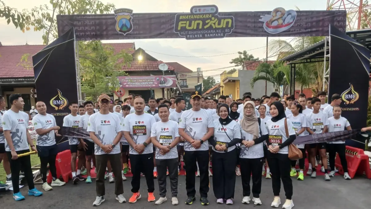 RESMI: Wakapolres Sampang Kompol Hery Kusnanto berfoto bersama peserta Bhayangkara Fun Run 2026 kemarin (21/6).