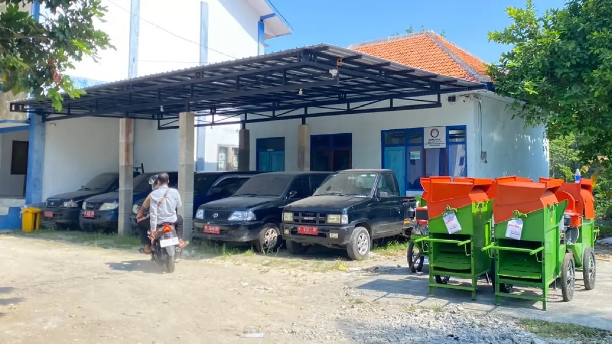 SEPI: Seorang pria berada di sekitar kantor Disperta KP Sampang, Kamis (18/6). (AYU LATIFAH/JPRM)