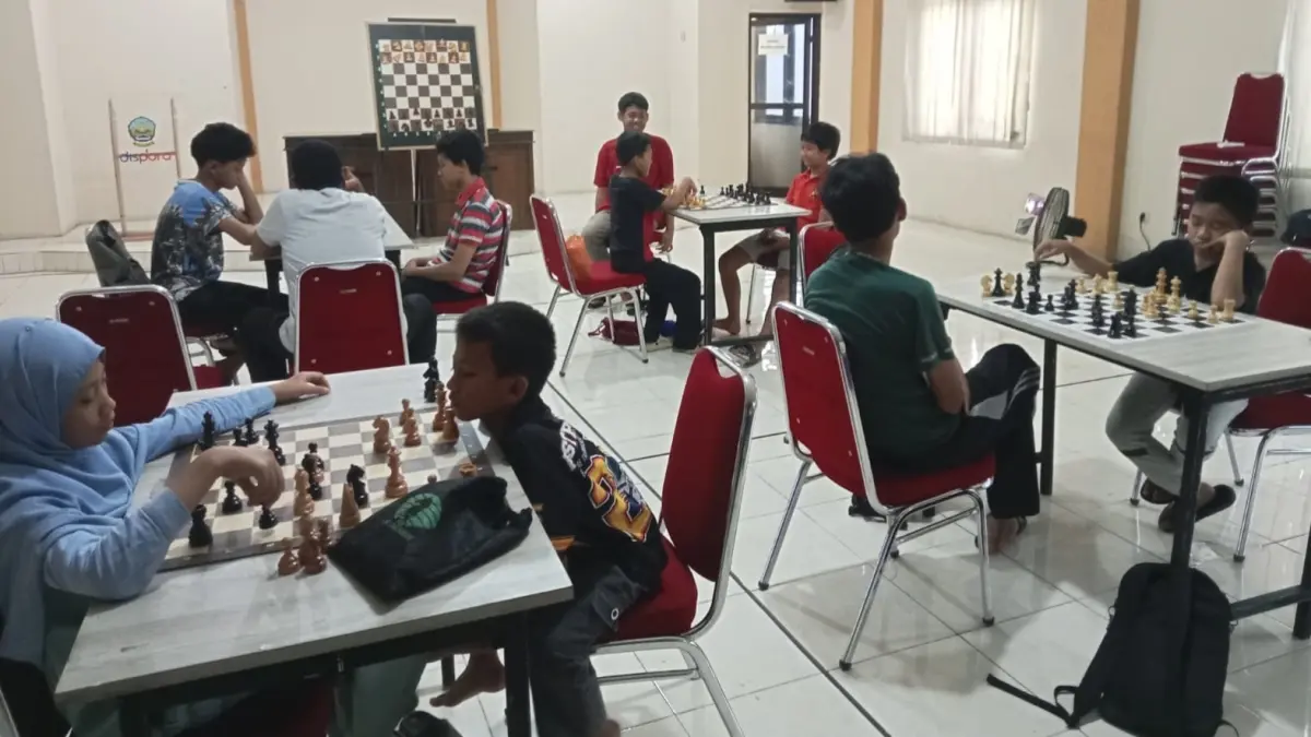 SERIUS: Atlet catur Bangkalan menjalani pembinaan di kantor dispora, Minggu (21/6).
