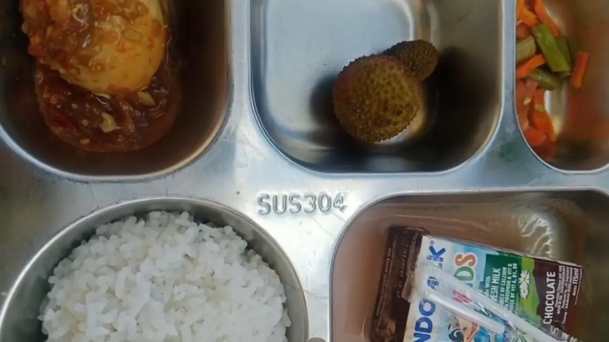 TAK LAYAK: Menu MBG yang disajikan SPPG Yayasan Kemas Dapur Bejreh di SDN Buker 3, Kecamatan Jrengik, Sampang.