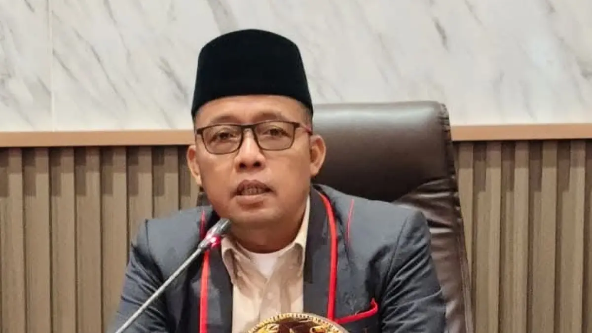 TEGAS: Ketua DPRD Sumenep Zainal Arifin saat memimpin rapat paripurna di kantor dewan, Rabu (17/6).