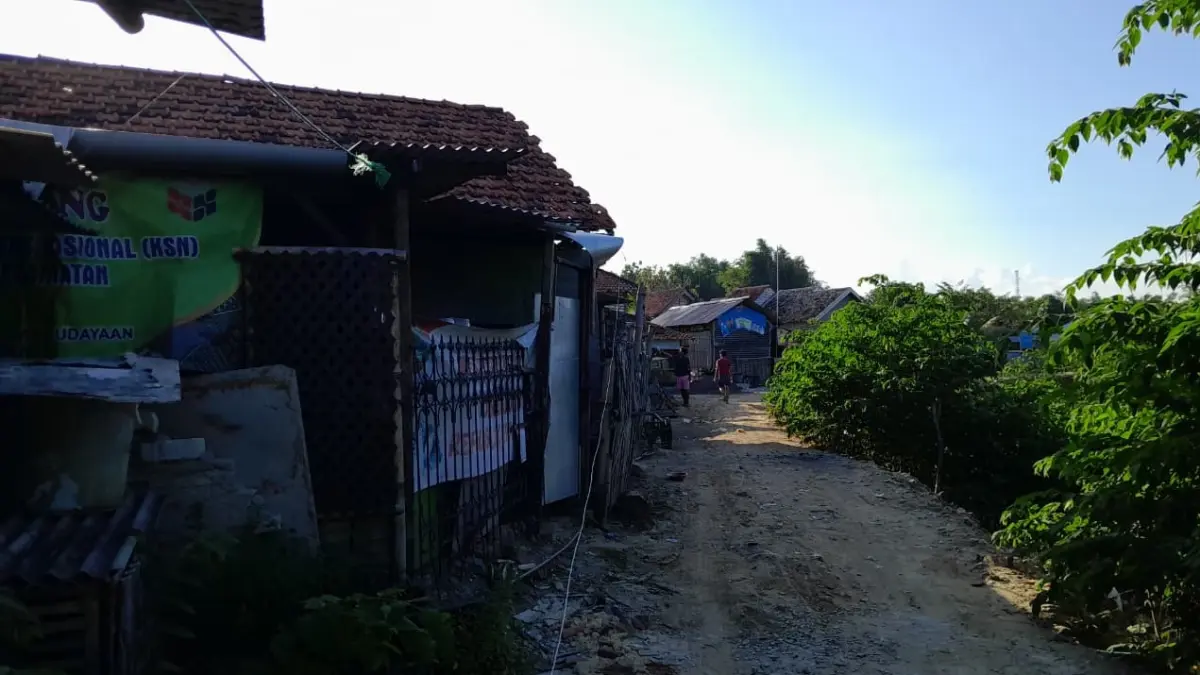 TEMPAT TINGGAL: Anak-anak sedang berada di sekitar bangunan rumah yang berdiri di bantaran sungai Kelurahan Gladak Anyar, Pamekasan, Minggu (21/6).