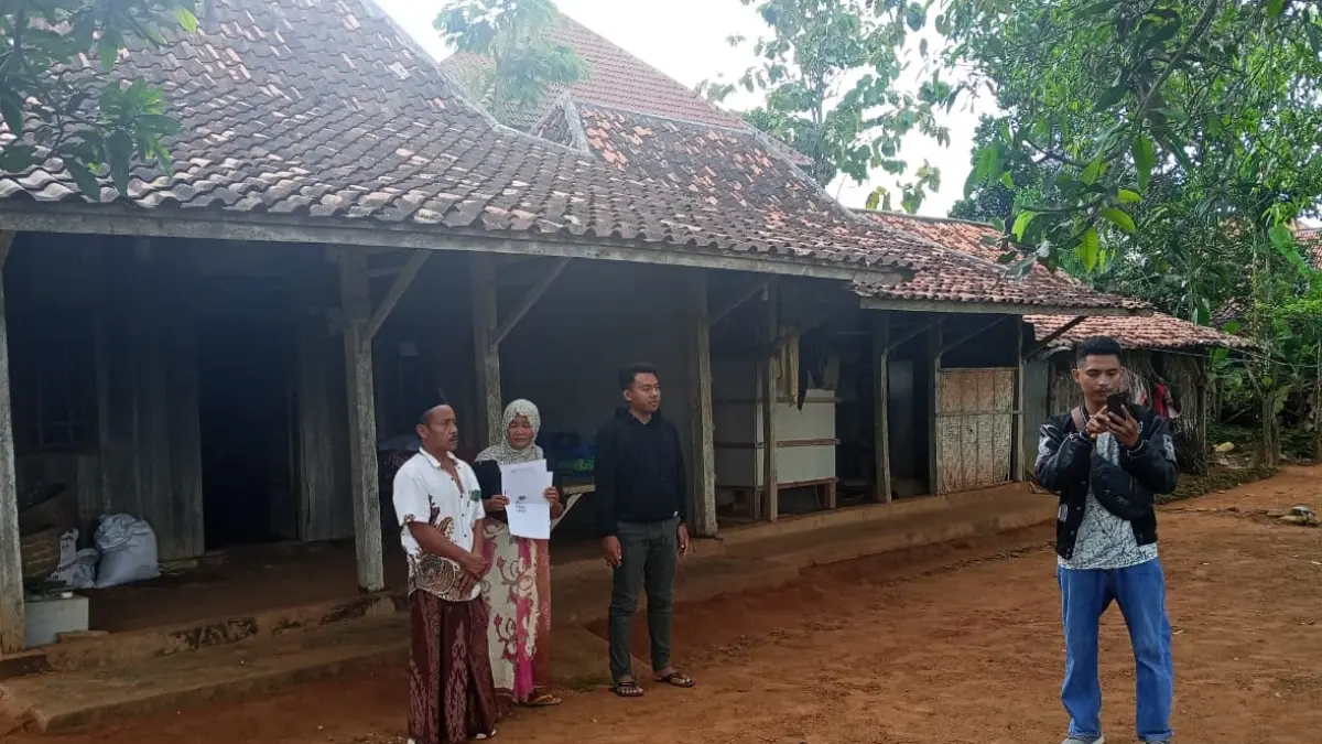 TIDAK MAMPU: TFL melakukan verifikasi lapangan di Desa Tambak, Kecamatan Omben, Sampang beberapa waktu lalu. (ISKANDAR ZULKARNAIN UNTUK JPRM)