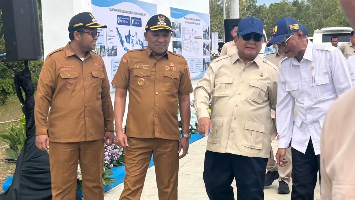 AKRAB: Bupati Sampang Slamet Junaidi dan Wabup Ahmad Mahfudz mendampingi Presiden RI Prabowo Subianto saat menghadiri kegiatan peresmian IJD Kedungdung–Bringkoning, di Desa Lar-Lar, Kecamatan Bantuates, Selasa (23/6).