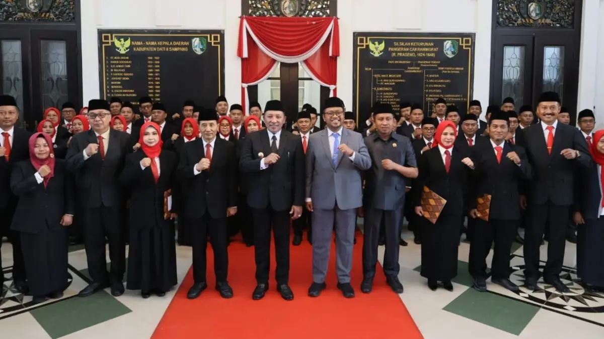 ANTUSIAS: Bupati Slamet Junaidi, Wabup Ahmad Mahfudz, DPRD Sampang dan pimpinan OPD serta sejumlah Kepsek berpose bersama usai pelantikan di Pendopo Trunojoyo, Sampang, Senin (22/6). (UBAIDILLAHIR RA’IE/JPRM)