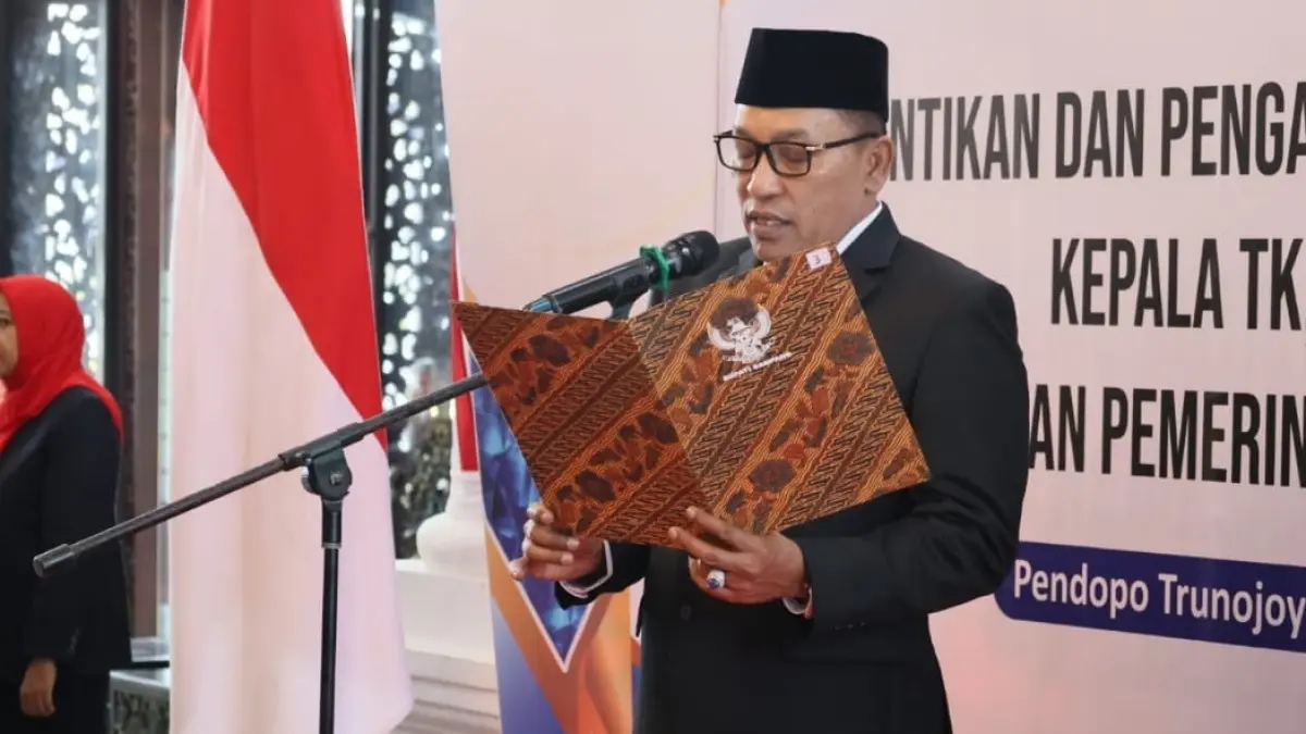 BERKARISMA: Bupati Slamet Junaidi saat membacakan surat keputusan pelantikan 49 Kepsek di Peringgitan Pendopo Trunojoyo, Sampang, Senin (22/6). (UBAIDILLAHIR RA’IE/JPRM)