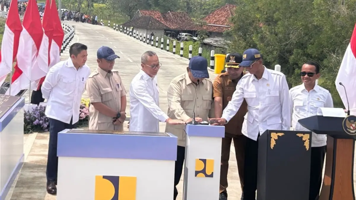 DIRESMIKAN: Presiden RI Prabowo Subianto didampingi Menteri PU Dody Hanggodo dan Bupati Sampang Slamet Junaidi saat meresmikan IJD Kedungdung–Bringkoning, di Desa Lar-Lar, Kecamatan Banyuates, Selasa (23/6).