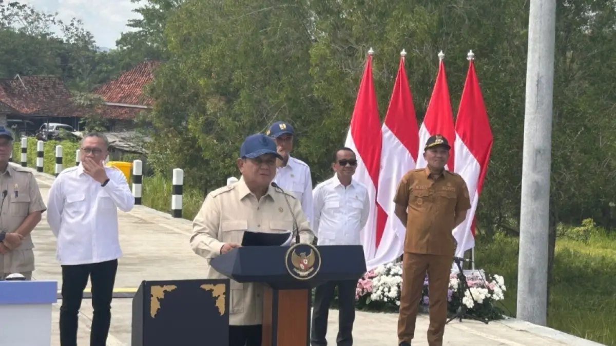 DIRESMIKAN: Presiden RI Prabowo Subianto saat menyampaikan sambutan pada kegiatan peresmian inpres jalan daerah 2025 Kedungdung-Bringkoning, di Desa Lar-Lar, Kecamatan Banyuates, Sampang, Selasa (23/6). (UBAIDILLAHIR RA’IE/JPRM)