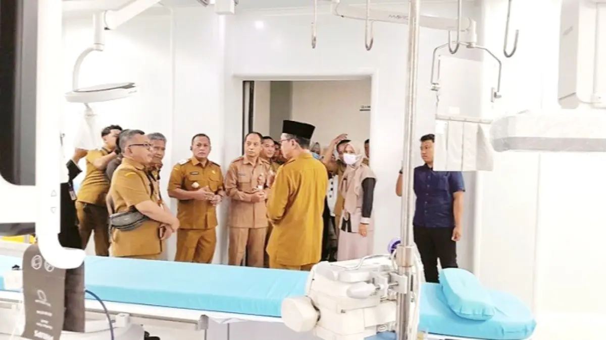 FASILITAS KESEHATAN: Bupati Pamekasan KH. Kholilurrahman bersama Wabup Sukriyanto didampingi Sekkab Taufikurrachman serta Plt Direktur RSUD Smart, dr. Syaiful Hidayat mengecek ruang cath lab saat sidak Senin (22/6). (M. KHOLIL RAMLI/JPRM)